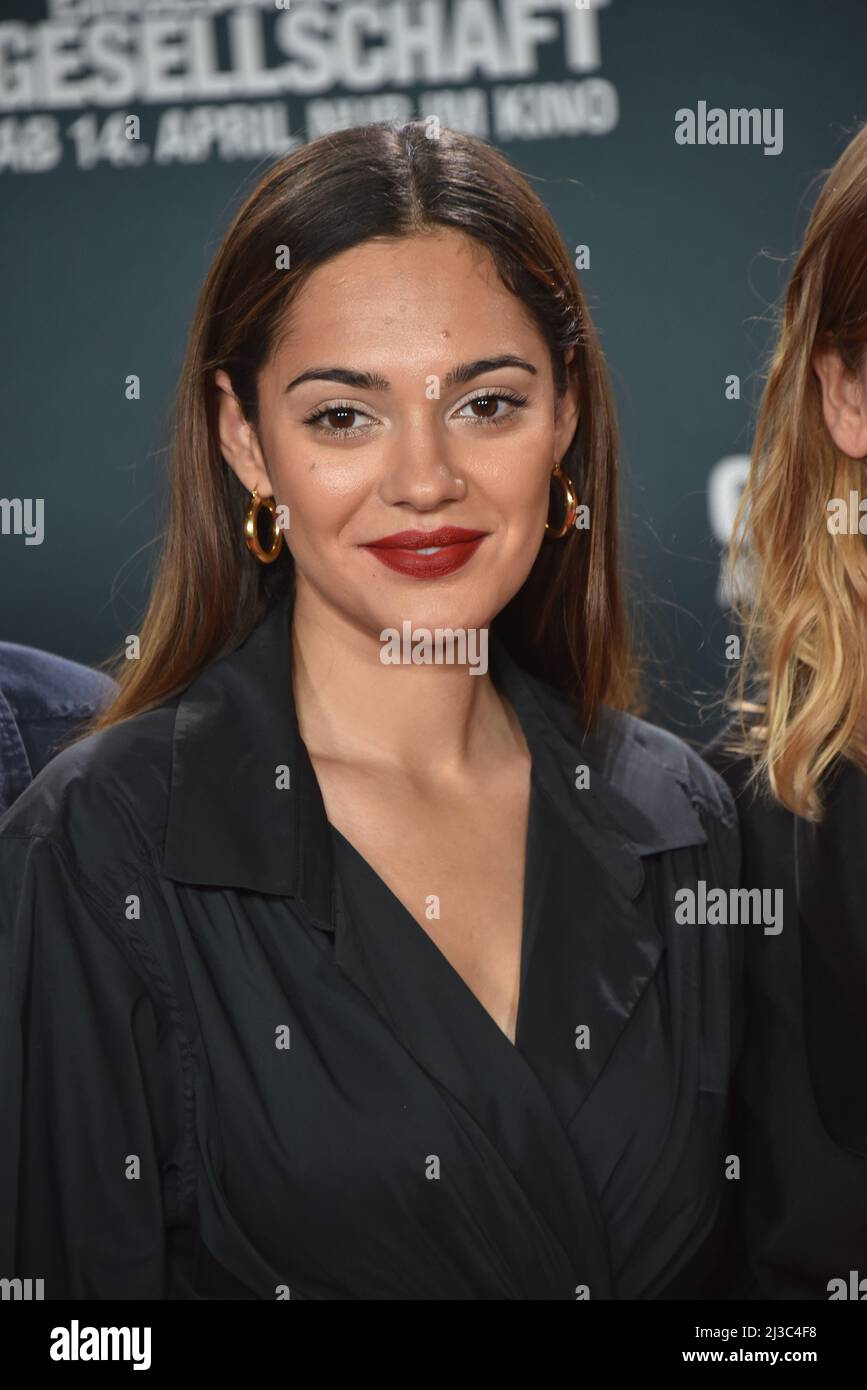 Köln, Deutschland. 05. April 2022. Schauspielerin Nilam Farooq kommt zur Premiere des Films „Conclosed Society“, der ab 14.04.2022 in den Kinos sein wird. Quelle: Horst Galuschka/dpa/Alamy Live News Stockfoto