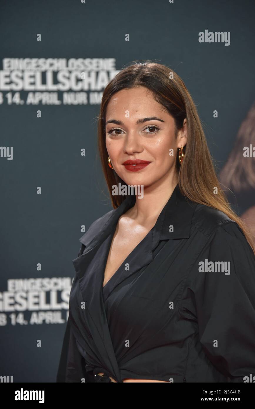 Köln, Deutschland. 05. April 2022. Schauspielerin Nilam Farooq kommt zur Premiere des Films „Conclosed Society“, der ab 14.04.2022 in den Kinos sein wird. Quelle: Horst Galuschka/dpa/Alamy Live News Stockfoto