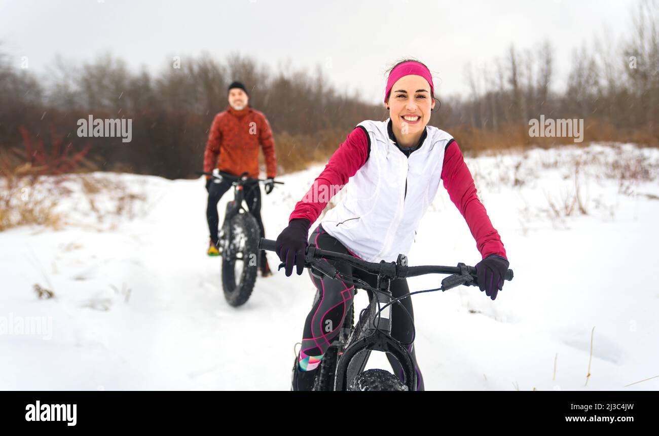 Paar Mountain Biking auf Fat Bikes im Winter Stockfoto