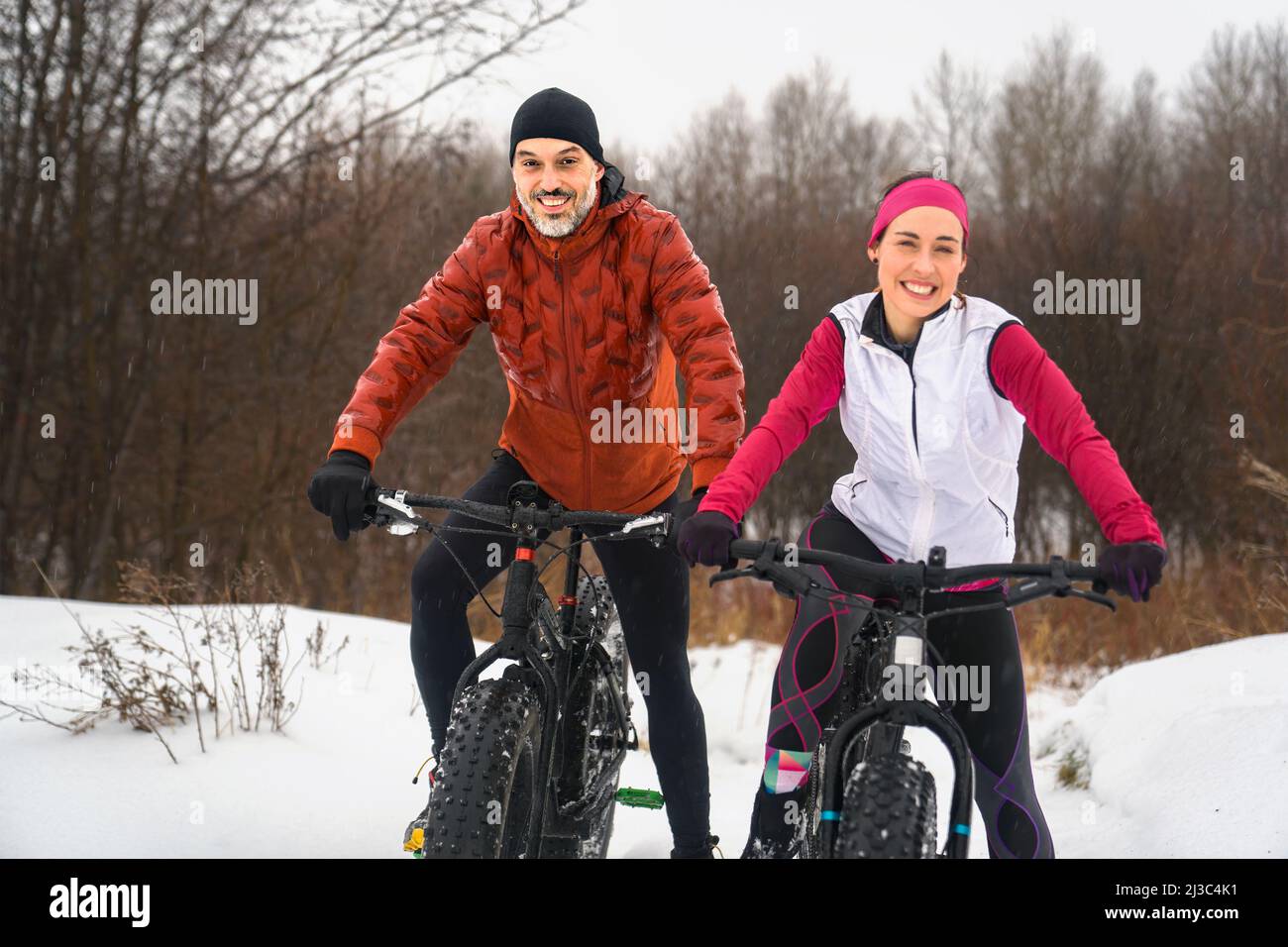 Paar Mountain Biking auf Fat Bikes im Winter Stockfoto