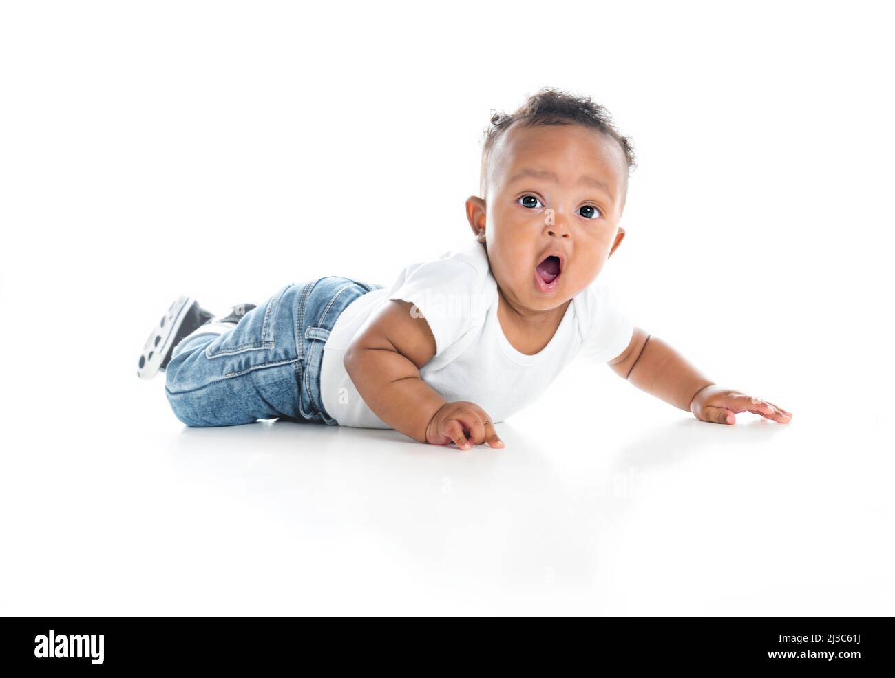 Fünf Monate alter afroamerikanischer Junge im Studio weiß Stockfoto