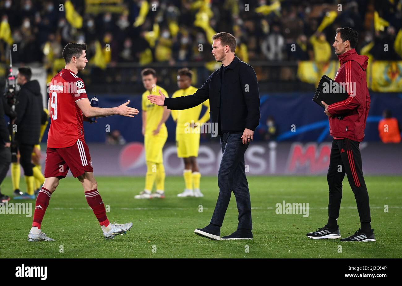 Villarreal, Spanien. 06. April 2022. Ende des Villarreal-Bayern München-Spiels im Estadio de la Cerámica. Bayern-München-Trainer Julian Nagelsmann (Mitte) begrüßt Stürmer Robert Lewandowski (links) im Beisein von Assistent Dino Toppmöller (rechts) nach dem 1-0-Niederlage gegen Villarreal in der ersten Etappe des Champions-League-Viertelfinales. Quelle: Sven Hoppe/dpa/Alamy Live News Stockfoto