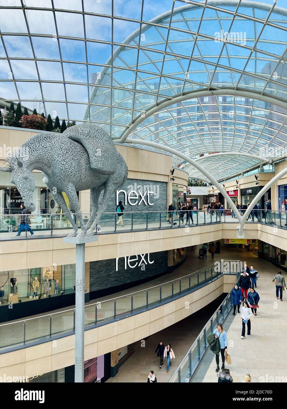 Leeds Trinity Shopping Centre mit Equus Altus oder High Horse Skulptur des schottischen Künstlers Andy Scott, Großbritannien. Stockfoto