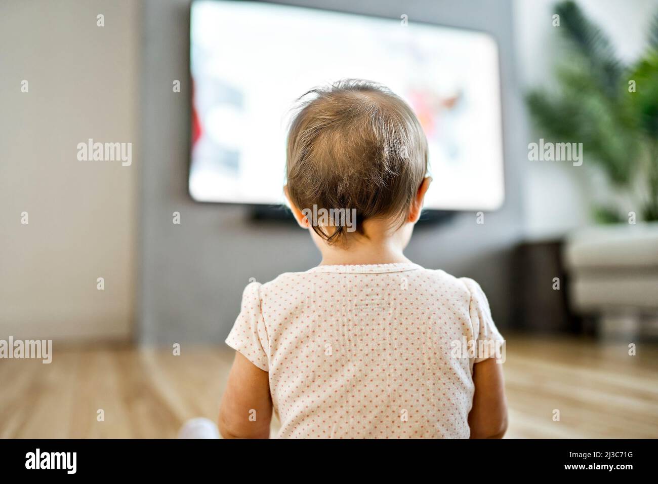 Baby beim Fernsehen vom Hinterkopf aus Stockfoto