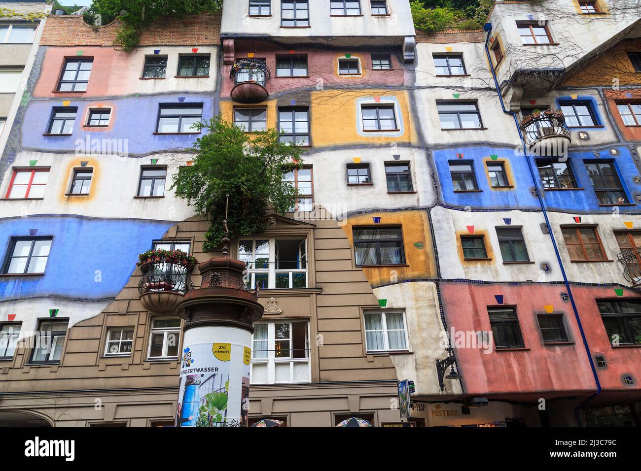 WIEN, ÖSTERREICH - 22. MAI 2019: Dies ist ein Fragment der Fassade des berühmten modernistischen Hundertwasserhauses. Stockfoto