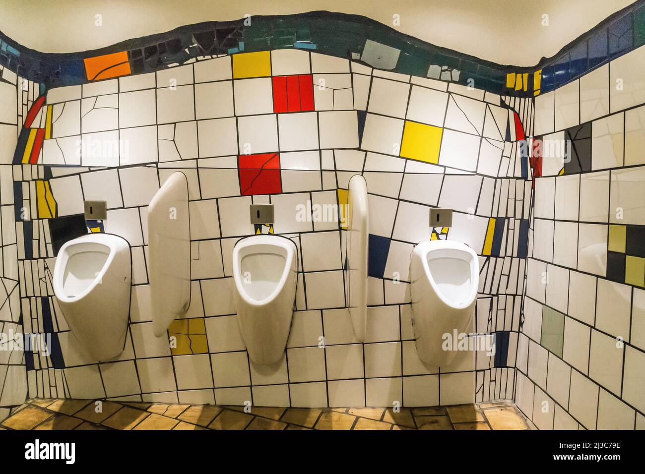 WIEN, ÖSTERREICH - 22. MAI 2019: Dies ist ein Fragment des Toiletteninnenraums im Jugendstil der Galerie Hundertwasser Village. Stockfoto