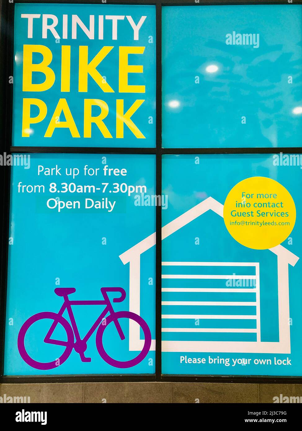 Trinity Bike Park und öffentliche Fahrradparkplätze im Leeds Trinity Shopping Centre in der Stadt Leeds, Großbritannien. Stockfoto