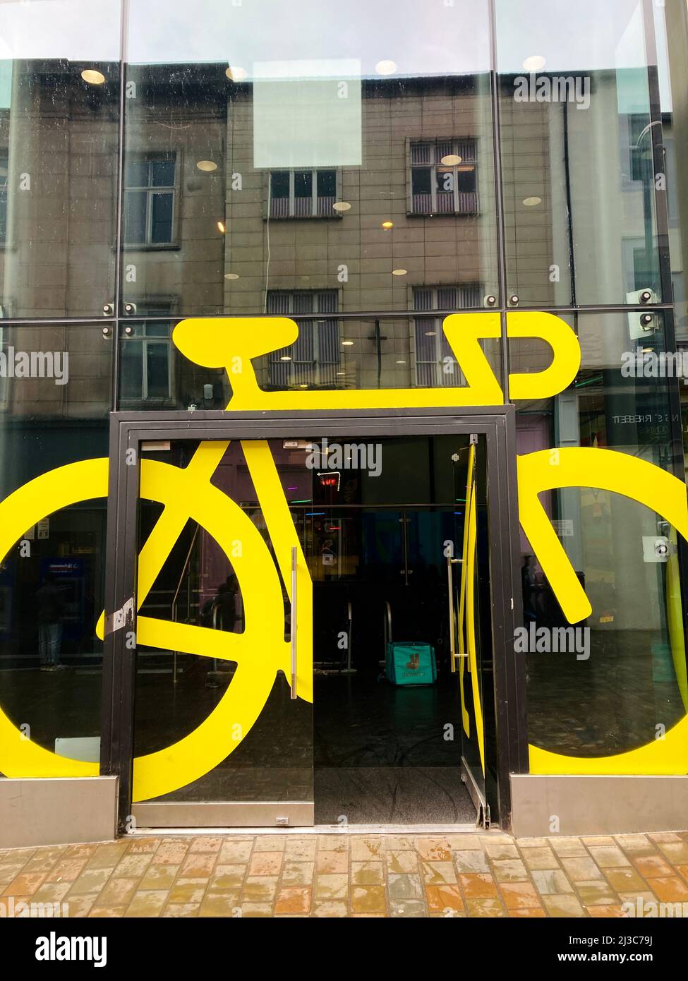 Trinity Bike Park und öffentliche Fahrradparkplätze im Leeds Trinity Shopping Centre in der Stadt Leeds, Großbritannien. Stockfoto