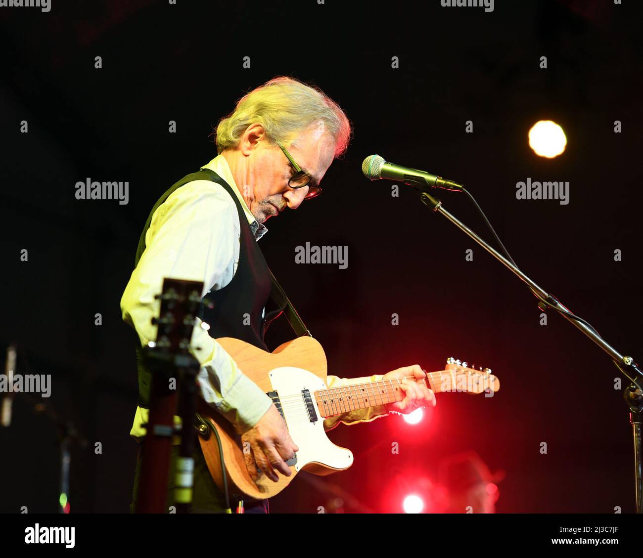 6. April 2022, Norfolk, Virginia, USA: JOHN LEVENTHAL bringt seine Mischung aus Country und Rock im Rahmen des Virginia Arts Festival am 6. April 2022 in Norfolk, Virginia, in den Perry Pavilion. Â©Jeff Moore (Bildquelle: © Jeff Moore/ZUMA Press Wire) Stockfoto