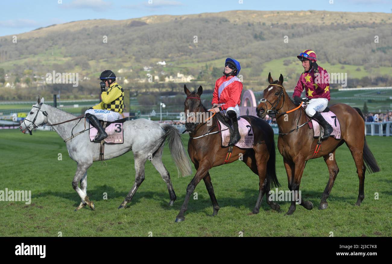 Gold Cup-Gewinner Ein Plus Tard unter Rachael Blackmore Tag vier, Gold Cup Day auf der Pferderennbahn Cheltenham Gold Cup Festival Menschenmassen Bilder b Stockfoto