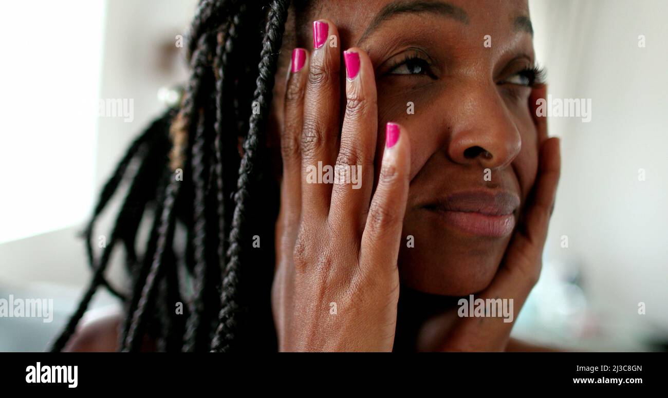 Frustrierte schwarze Frau Gefühl Stress. Afrikanische ethnische Zugehörigkeit Person Nahaufnahme[ Gesicht Kopfschmerzen Stockfoto
