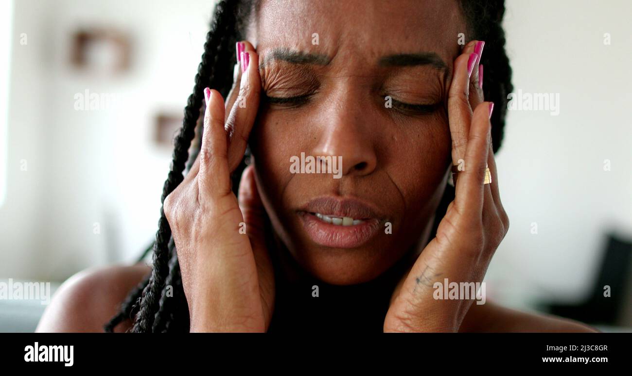 Frustrierte schwarze Frau Gefühl Stress. Afrikanische ethnische Zugehörigkeit Person Nahaufnahme[ Gesicht Kopfschmerzen Stockfoto