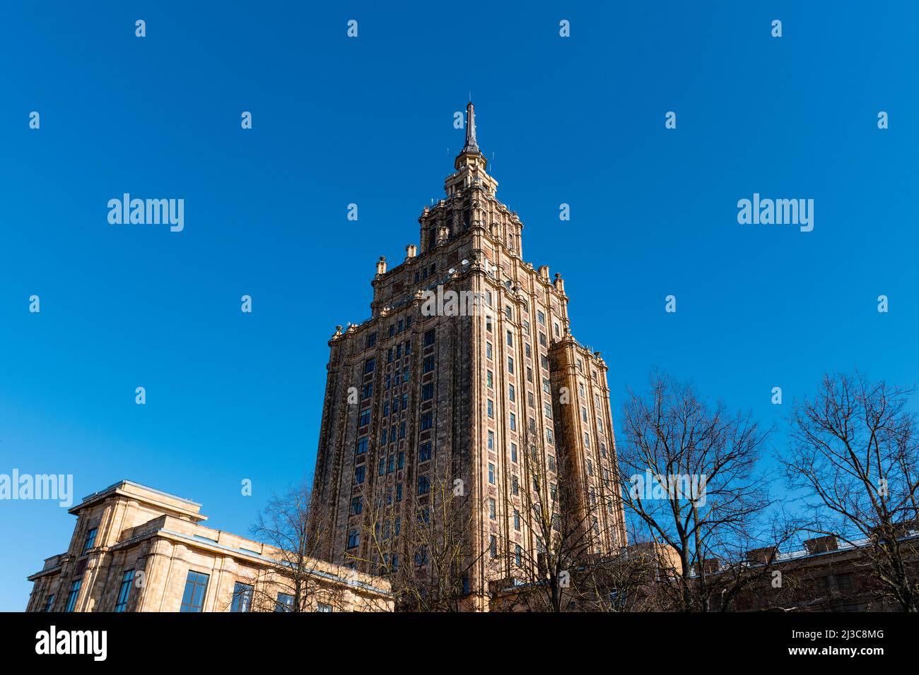 Gebäude der Lettischen Akademie der Wissenschaften in Riga, Lettland im Frühjahr gegen den blauen Himmel Stockfoto