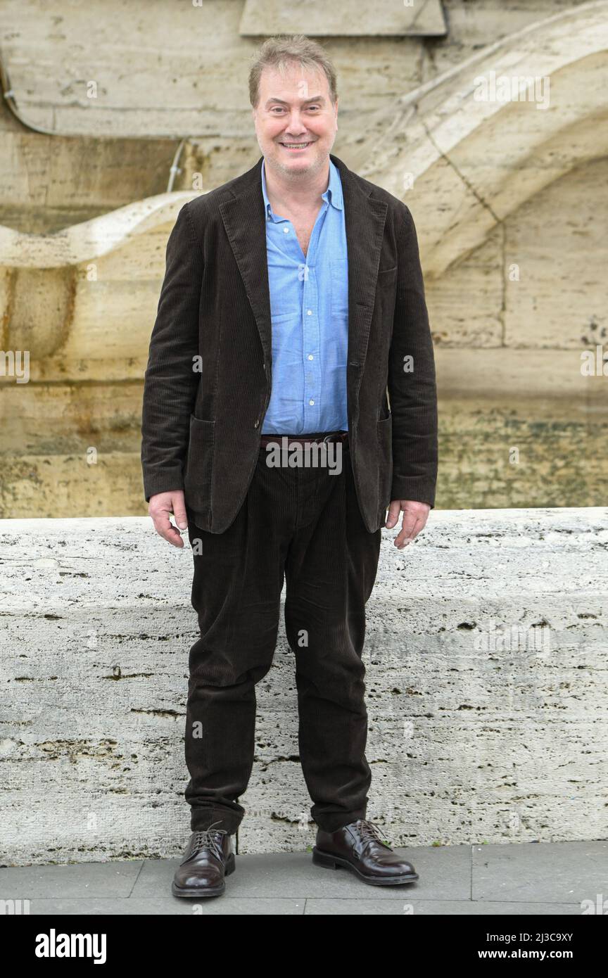 Rom, Italien. 07. April 2022. Corrado Guzzanti nimmt an der Fotoaufnahme des Films Gli idoli delle Donne auf der Piazza Cavour Teil. (Foto: Mario Cartelli/SOPA Images/Sipa USA) Quelle: SIPA USA/Alamy Live News Stockfoto