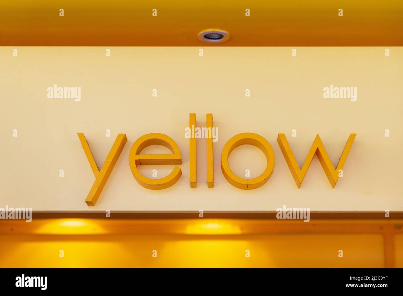 Schild Gelb 3D Font Foam Schriftzug an der Wand Stockfoto