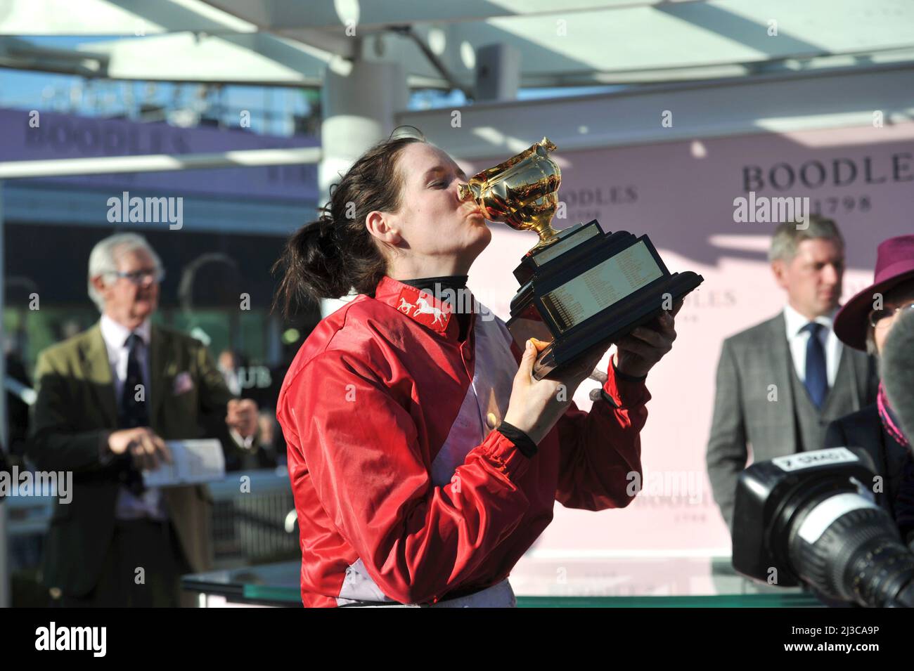 Gold Cup-Gewinner Ein Plus Tard unter Rachael Blackmore Tag vier, Gold Cup Day auf der Pferderennbahn Cheltenham Gold Cup Festival Menschenmassen Bilder b Stockfoto