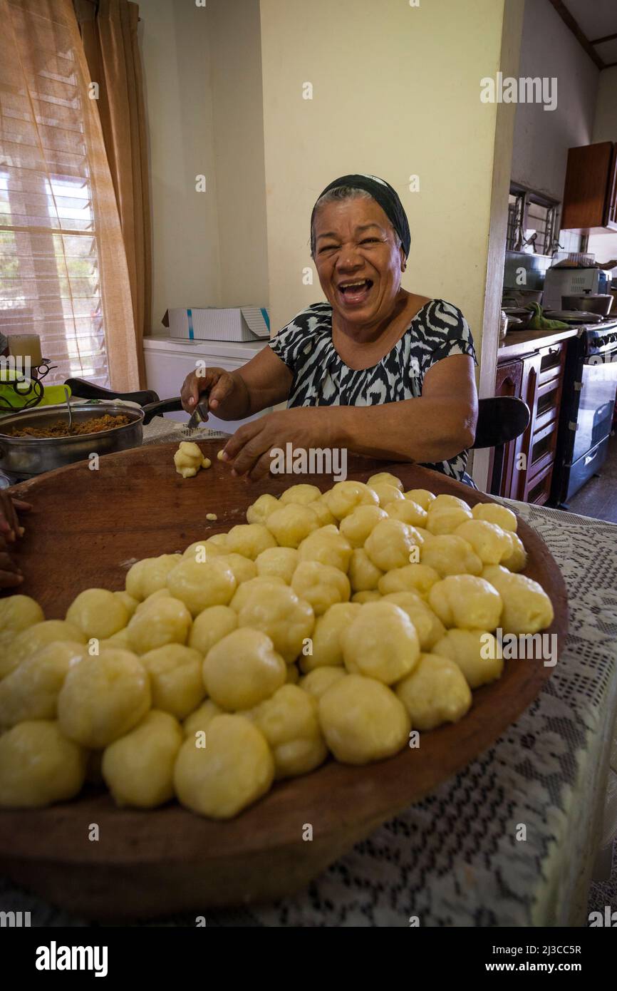 Eine panamaische Frau macht carimañola in ihrem Haus in Chigore in der