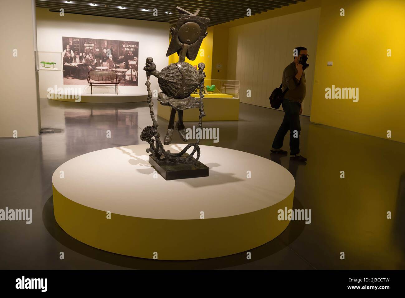 Malaga, Spanien. 07. April 2022. Bei der Eröffnung der Ausstellung wird ein Mann gesehen, der an einer Kunstinstallation vorbeigeht: "Eine Zeit für sich. Befreien Sie sich von den Fesseln des Alltags' in Malaga. Das Centre Malaga Centre Centre Centre Centre präsentiert seine neue semi-permanente Ausstellung mit verschiedenen Gemälden, Skulpturen, Installationen und anderen Werken. Die Sammlung ist Teil des Musée national d'Art moderne aus dem Museum Pompidou-Paris. Die Ausstellung läuft vom 07. April bis zum 15. Oktober 2023. Kredit: SOPA Images Limited/Alamy Live Nachrichten Stockfoto