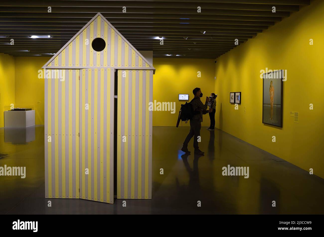 Malaga, Spanien. 07. April 2022. Ein Mann sieht sich während der Eröffnung der Ausstellung ein Gemälde an: "Eine Zeit für sich. Befreien Sie sich von den Fesseln des Alltags' in Malaga. Das Centre Malaga Centre Centre Centre Centre präsentiert seine neue semi-permanente Ausstellung mit verschiedenen Gemälden, Skulpturen, Installationen und anderen Werken. Die Sammlung ist Teil des Musée national d'Art moderne aus dem Museum Pompidou-Paris. Die Ausstellung läuft vom 07. April bis zum 15. Oktober 2023. Kredit: SOPA Images Limited/Alamy Live Nachrichten Stockfoto