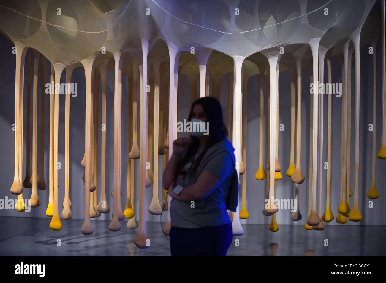 Malaga, Spanien. 07. April 2022. Während der Eröffnung der Ausstellung wird eine Frau vor einer Installation gesehen: "Eine Zeit für sich. Befreien Sie sich von den Fesseln des Alltags' in Malaga. Das Centre Malaga Centre Centre Centre Centre präsentiert seine neue semi-permanente Ausstellung mit verschiedenen Gemälden, Skulpturen, Installationen und anderen Werken. Die Sammlung ist Teil des Musée national d'Art moderne aus dem Museum Pompidou-Paris. Die Ausstellung läuft vom 07. April bis zum 15. Oktober 2023. Kredit: SOPA Images Limited/Alamy Live Nachrichten Stockfoto