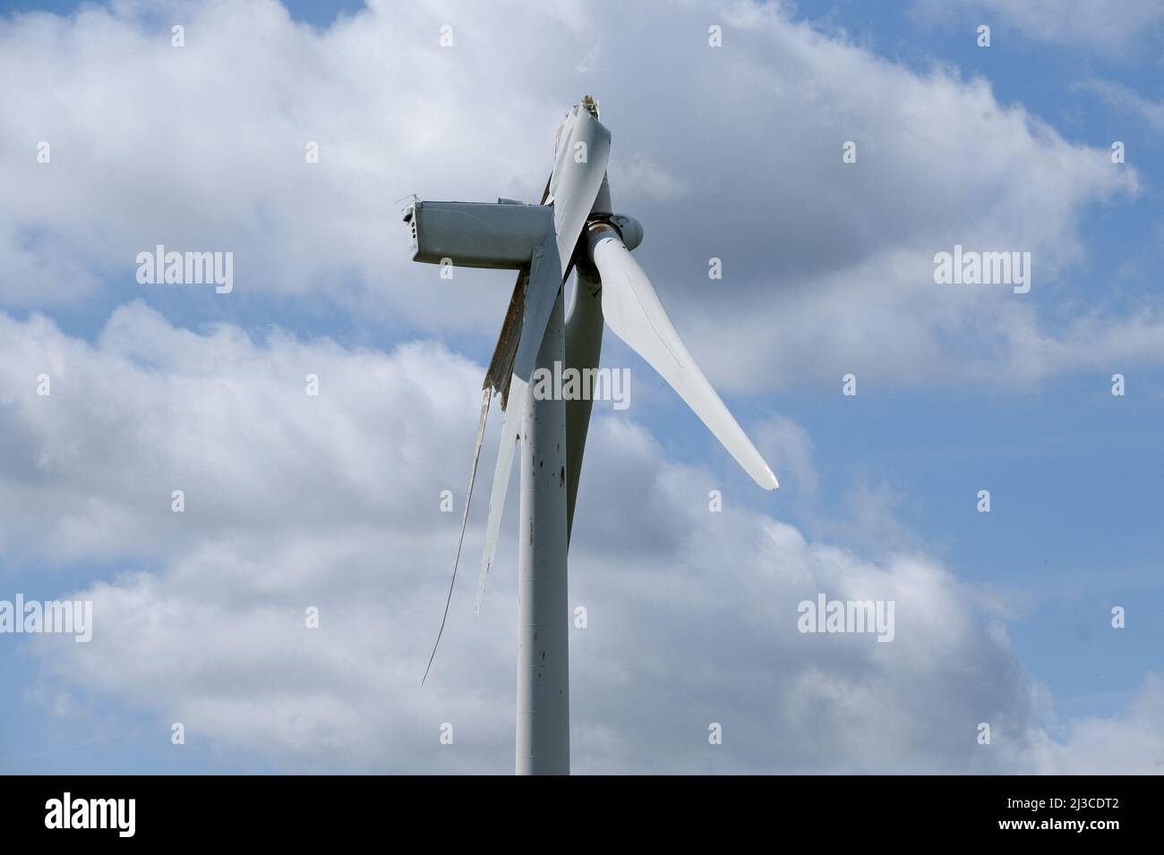 Nach dem schlechten Wetter in der vergangenen Woche zwischen den Grafschaften Aude und Haute-Garonne wurde am 2. April eine Windschaufel vom Wind zerrissen. Die elf von der Firma Voltalia betriebenen Windenergieanlagen befinden sich zwischen den Gemeinden Saint-Félix-Lauragais, Roumens und Montégut-Lauragais (Frankreich) und sind seit 2008 in Betrieb. Dies ist das erste Mal, dass der Betreiber mit einem solchen Unfall zu kämpfen hat. 7. April 2022. Foto von Patrick Batard/ABACAPRESS.COM Stockfoto