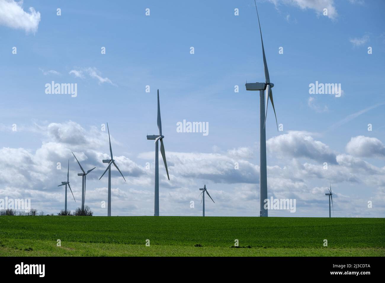 Nach dem schlechten Wetter in der vergangenen Woche zwischen den Grafschaften Aude und Haute-Garonne wurde am 2. April eine Windschaufel vom Wind zerrissen. Die elf von der Firma Voltalia betriebenen Windenergieanlagen befinden sich zwischen den Gemeinden Saint-Félix-Lauragais, Roumens und Montégut-Lauragais (Frankreich) und sind seit 2008 in Betrieb. Dies ist das erste Mal, dass der Betreiber mit einem solchen Unfall zu kämpfen hat. 7. April 2022. Foto von Patrick Batard/ABACAPRESS.COM Stockfoto