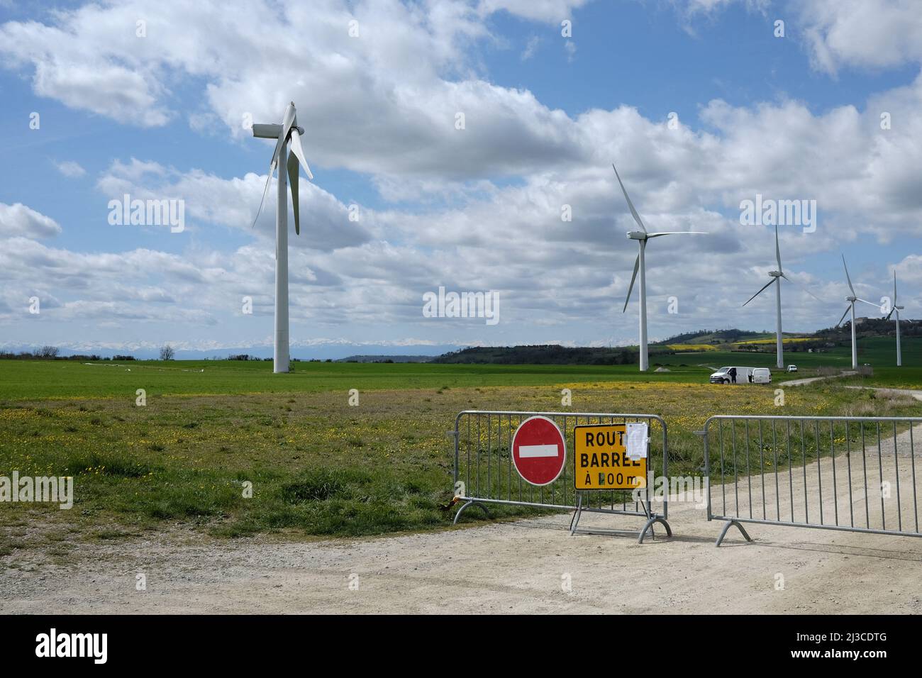 Nach dem schlechten Wetter in der vergangenen Woche zwischen den Grafschaften Aude und Haute-Garonne wurde am 2. April eine Windschaufel vom Wind zerrissen. Die elf von der Firma Voltalia betriebenen Windenergieanlagen befinden sich zwischen den Gemeinden Saint-Félix-Lauragais, Roumens und Montégut-Lauragais (Frankreich) und sind seit 2008 in Betrieb. Dies ist das erste Mal, dass der Betreiber mit einem solchen Unfall zu kämpfen hat. 7. April 2022. Foto von Patrick Batard/ABACAPRESS.COM Stockfoto