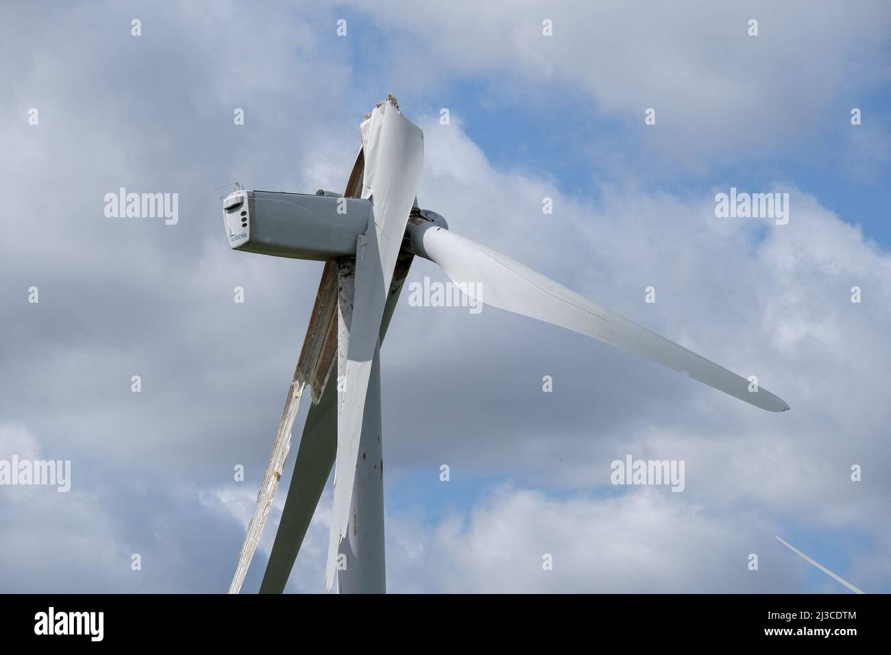 Nach dem schlechten Wetter in der vergangenen Woche zwischen den Grafschaften Aude und Haute-Garonne wurde am 2. April eine Windschaufel vom Wind zerrissen. Die elf von der Firma Voltalia betriebenen Windenergieanlagen befinden sich zwischen den Gemeinden Saint-Félix-Lauragais, Roumens und Montégut-Lauragais (Frankreich) und sind seit 2008 in Betrieb. Dies ist das erste Mal, dass der Betreiber mit einem solchen Unfall zu kämpfen hat. 7. April 2022. Foto von Patrick Batard/ABACAPRESS.COM Stockfoto