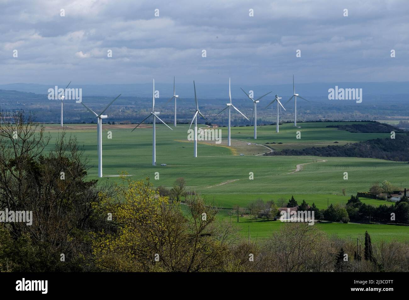 Nach dem schlechten Wetter in der vergangenen Woche zwischen den Grafschaften Aude und Haute-Garonne wurde am 2. April eine Windschaufel vom Wind zerrissen. Die elf von der Firma Voltalia betriebenen Windenergieanlagen befinden sich zwischen den Gemeinden Saint-Félix-Lauragais, Roumens und Montégut-Lauragais (Frankreich) und sind seit 2008 in Betrieb. Dies ist das erste Mal, dass der Betreiber mit einem solchen Unfall zu kämpfen hat. 7. April 2022. Foto von Patrick Batard/ABACAPRESS.COM Stockfoto