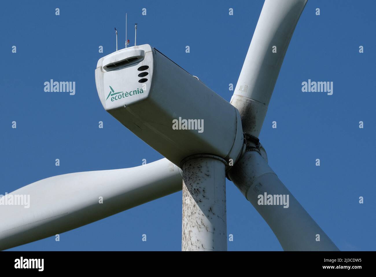 Spanische Ökotecnia-Brandurbine (neu „The Wind Power“) nach dem schlechten Wetter, das letzte Woche zwischen den Grafschaften Aude und Haute-Garonne stattfand, wurde am 2. April ein Rotorblatt der Windturbine vom Wind zerrissen. Die elf von der Firma Voltalia betriebenen Windenergieanlagen befinden sich zwischen den Gemeinden Saint-Félix-Lauragais, Roumens und Montégut-Lauragais (Frankreich) und sind seit 2008 in Betrieb. Dies ist das erste Mal, dass der Betreiber mit einem solchen Unfall zu kämpfen hat. 7. April 2022. Foto von Patrick Batard/ABACAPRESS.COM Stockfoto