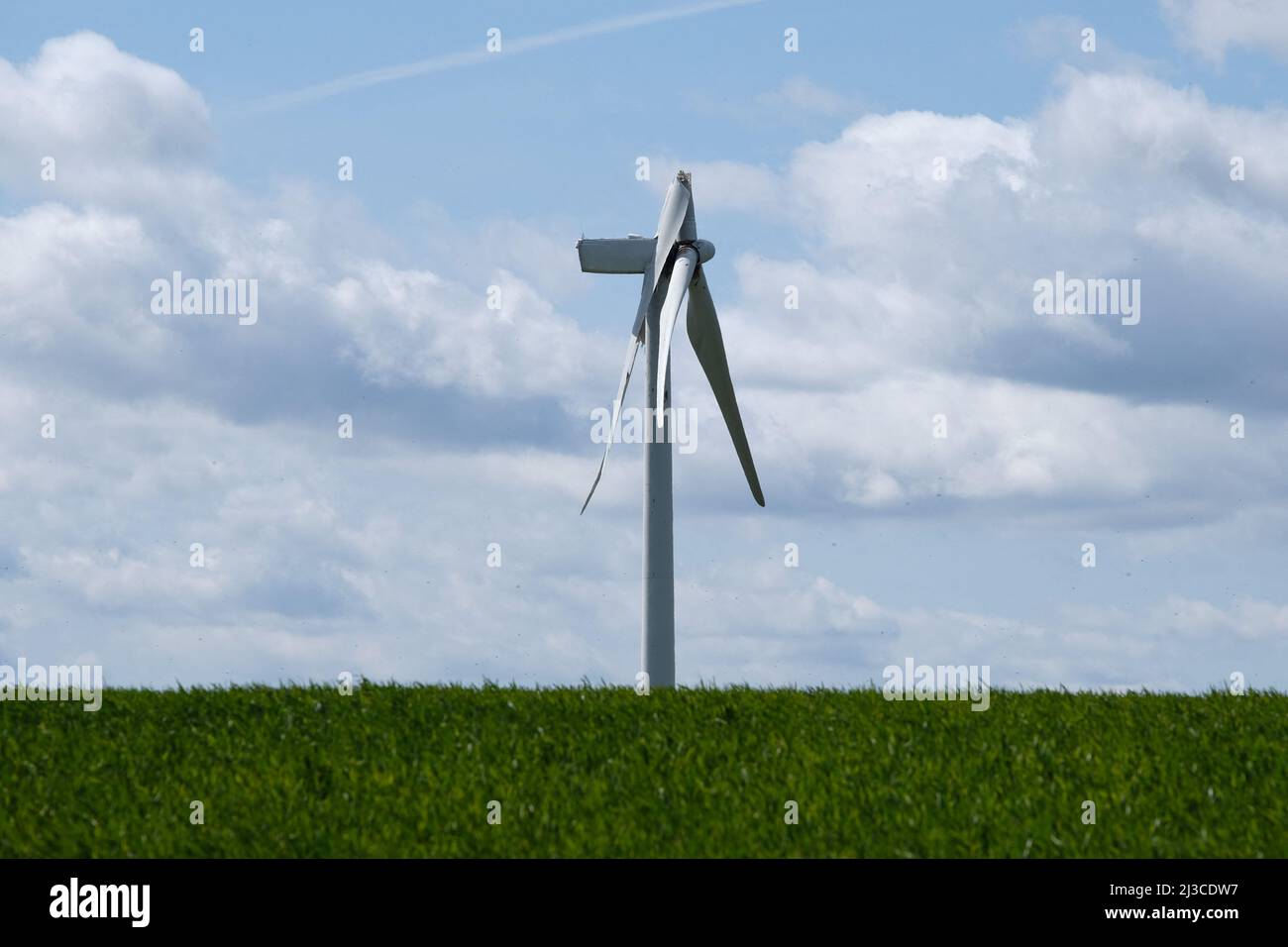 Nach dem schlechten Wetter in der vergangenen Woche zwischen den Grafschaften Aude und Haute-Garonne wurde am 2. April eine Windschaufel vom Wind zerrissen. Die elf von der Firma Voltalia betriebenen Windenergieanlagen befinden sich zwischen den Gemeinden Saint-Félix-Lauragais, Roumens und Montégut-Lauragais (Frankreich) und sind seit 2008 in Betrieb. Dies ist das erste Mal, dass der Betreiber mit einem solchen Unfall zu kämpfen hat. 7. April 2022. Foto von Patrick Batard/ABACAPRESS.COM Stockfoto