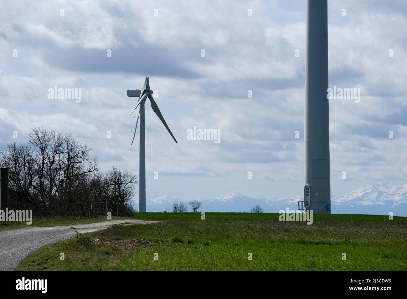 Nach dem schlechten Wetter in der vergangenen Woche zwischen den Grafschaften Aude und Haute-Garonne wurde am 2. April eine Windschaufel vom Wind zerrissen. Die elf von der Firma Voltalia betriebenen Windenergieanlagen befinden sich zwischen den Gemeinden Saint-Félix-Lauragais, Roumens und Montégut-Lauragais (Frankreich) und sind seit 2008 in Betrieb. Dies ist das erste Mal, dass der Betreiber mit einem solchen Unfall zu kämpfen hat. 7. April 2022. Foto von Patrick Batard/ABACAPRESS.COM Stockfoto