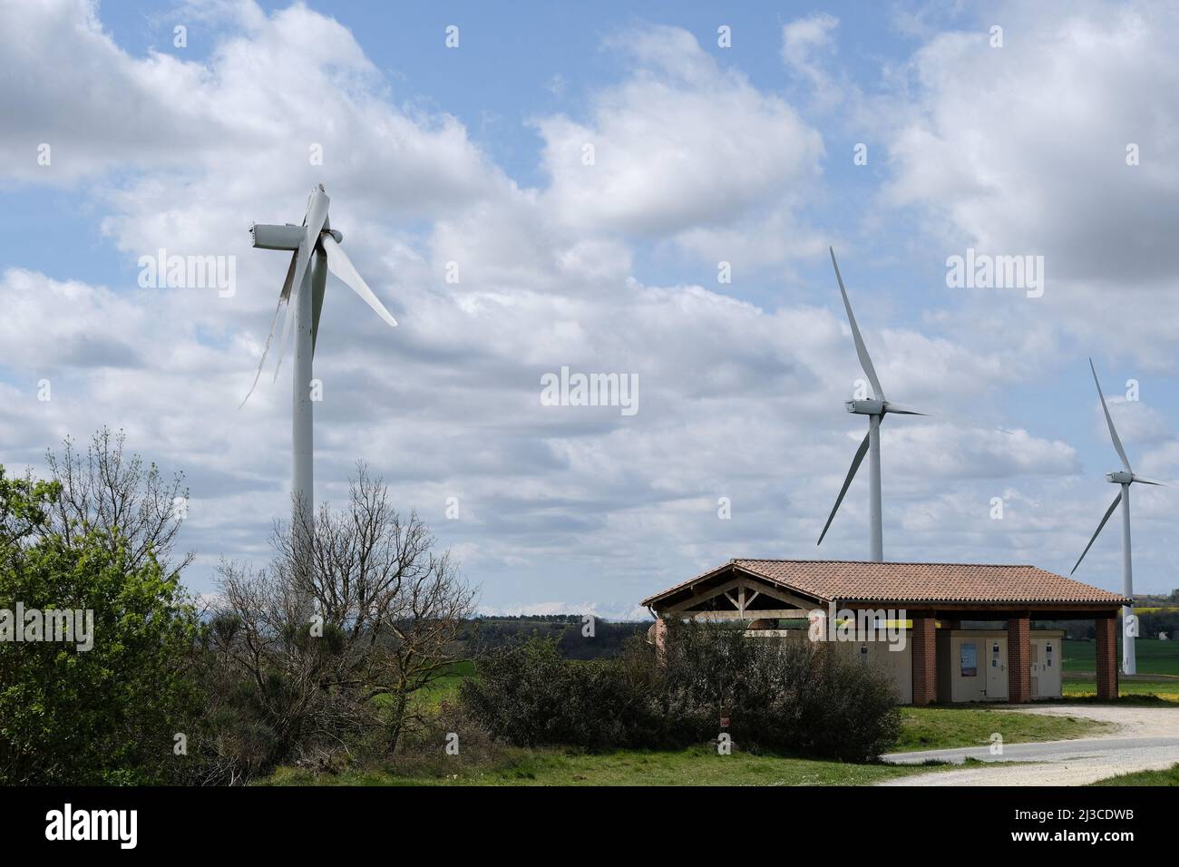 Nach dem schlechten Wetter in der vergangenen Woche zwischen den Grafschaften Aude und Haute-Garonne wurde am 2. April eine Windschaufel vom Wind zerrissen. Die elf von der Firma Voltalia betriebenen Windenergieanlagen befinden sich zwischen den Gemeinden Saint-Félix-Lauragais, Roumens und Montégut-Lauragais (Frankreich) und sind seit 2008 in Betrieb. Dies ist das erste Mal, dass der Betreiber mit einem solchen Unfall zu kämpfen hat. 7. April 2022. Foto von Patrick Batard/ABACAPRESS.COM Stockfoto