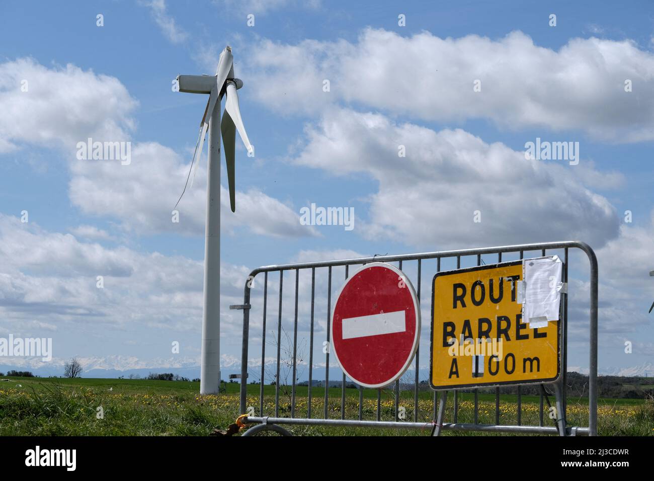 Nach dem schlechten Wetter in der vergangenen Woche zwischen den Grafschaften Aude und Haute-Garonne wurde am 2. April eine Windschaufel vom Wind zerrissen. Die elf von der Firma Voltalia betriebenen Windenergieanlagen befinden sich zwischen den Gemeinden Saint-Félix-Lauragais, Roumens und Montégut-Lauragais (Frankreich) und sind seit 2008 in Betrieb. Dies ist das erste Mal, dass der Betreiber mit einem solchen Unfall zu kämpfen hat. 7. April 2022. Foto von Patrick Batard/ABACAPRESS.COM Stockfoto