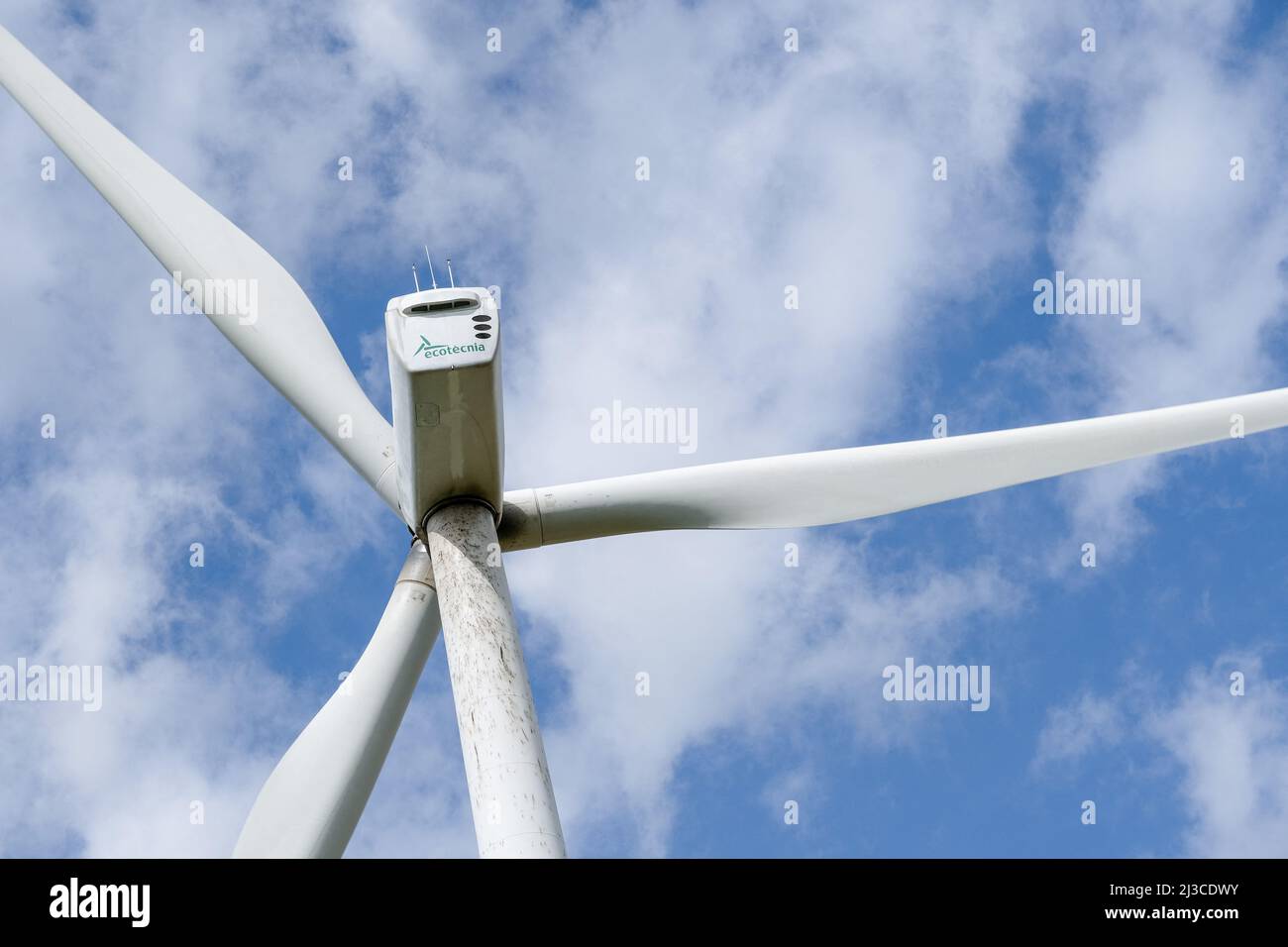 Spanische Ökotecnia-Brandurbine (neu „The Wind Power“) nach dem schlechten Wetter, das letzte Woche zwischen den Grafschaften Aude und Haute-Garonne stattfand, wurde am 2. April ein Rotorblatt der Windturbine vom Wind zerrissen. Die elf von der Firma Voltalia betriebenen Windenergieanlagen befinden sich zwischen den Gemeinden Saint-Félix-Lauragais, Roumens und Montégut-Lauragais (Frankreich) und sind seit 2008 in Betrieb. Dies ist das erste Mal, dass der Betreiber mit einem solchen Unfall zu kämpfen hat. 7. April 2022. Foto von Patrick Batard/ABACAPRESS.COM Stockfoto