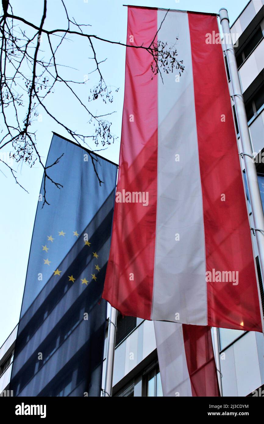 Flaggen der Europäischen Union (EU) und Österreichs nebeneinander. Stockfoto