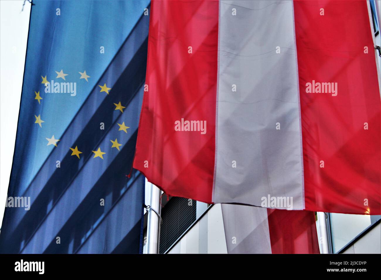 Flaggen der Europäischen Union (EU) und Österreichs nebeneinander. Stockfoto