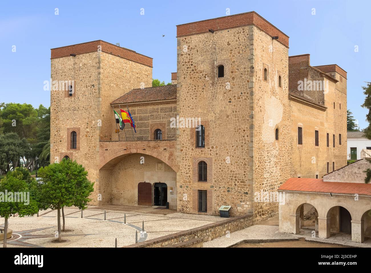 Badajoz Spanien - 09 17 2021: Blick auf die Außenfassade des ikonischen Gebäudes im Palast der Herzöge Roca, Palacio de los Duques de la Roca, curre Stockfoto