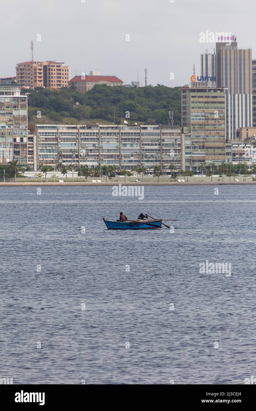 Luanda Angola - 10 13 2021: Blick auf die Innenstadt von Luanda, moderne Wolkenkratzer, Bucht, Marginal- und Zentralgebäude, Fischer auf der Traditiono Stockfoto