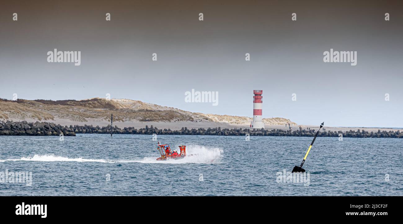 Helgoland, Deutschland. 26. März 2022. Blick auf die Helgoland-Düne mit dem Leuchtturm am Südstrand. Quelle: Markus Scholz/dpa/Alamy Live News Stockfoto