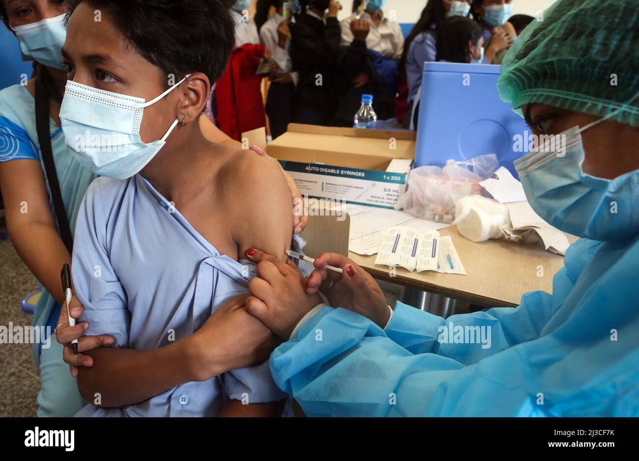 Kathmandu, Bagmati, Nepal. 7. April 2022. Ein Kind erhält am 7. April 2022 in Kathmandu, Nepal, am Weltgesundheitstag eine Dosis Typhus-Impfstoff. Nepals Premierminister Sher Bahadur Deuba initiierte am Donnerstag die Typhusimpfungskampagne, die vom 8. April bis zum 1. Mai im ganzen Land eingeführt wird. Im Rahmen der Kampagne würden Kindern im Alter von einem Jahr, drei Monaten bis 15 Jahren, Impfstoffe gegen Typhus verabreicht. (Bild: © Sunil Sharma/ZUMA Press Wire) Stockfoto