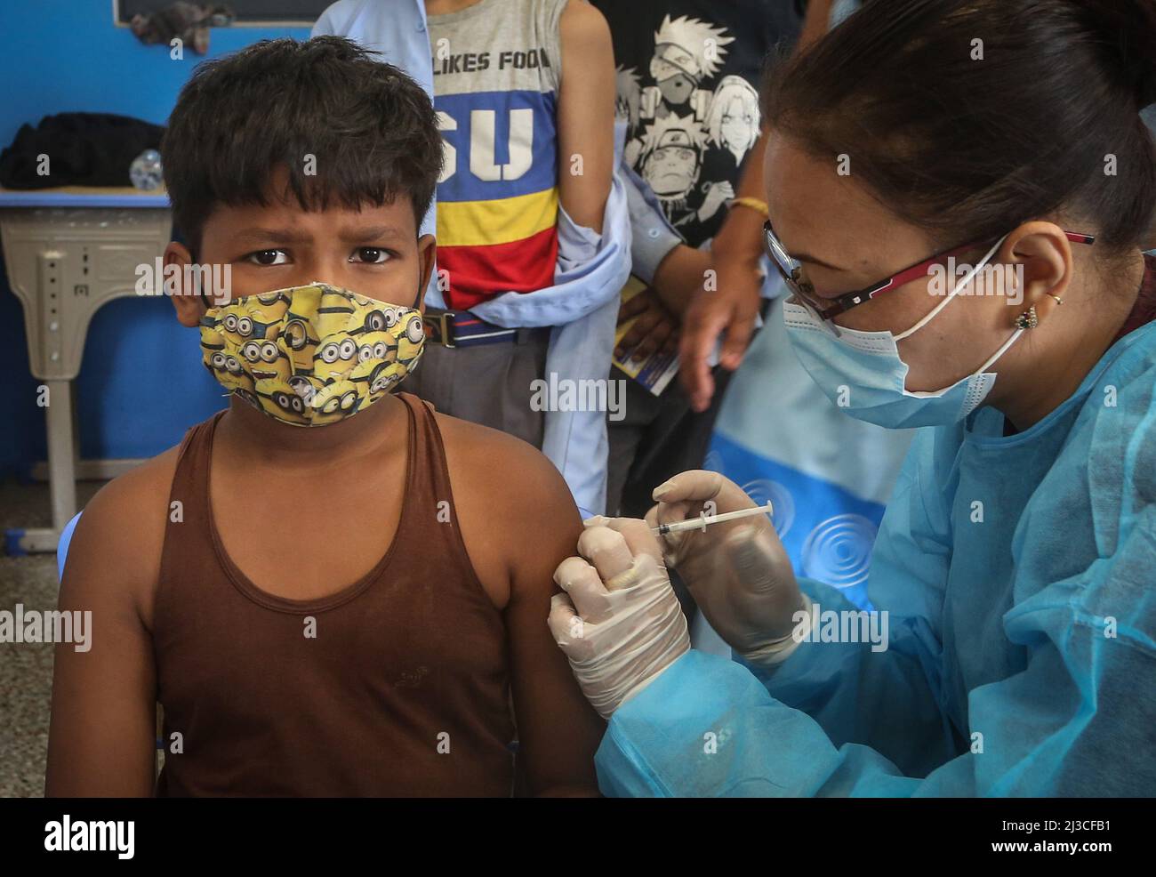 Kathmandu, Bagmati, Nepal. 7. April 2022. Ein Kind erhält am 7. April 2022 in Kathmandu, Nepal, am Weltgesundheitstag eine Dosis Typhus-Impfstoff. Nepals Premierminister Sher Bahadur Deuba initiierte am Donnerstag die Typhusimpfungskampagne, die vom 8. April bis zum 1. Mai im ganzen Land eingeführt wird. Im Rahmen der Kampagne würden Kindern im Alter von einem Jahr, drei Monaten bis 15 Jahren, Impfstoffe gegen Typhus verabreicht. (Bild: © Sunil Sharma/ZUMA Press Wire) Stockfoto