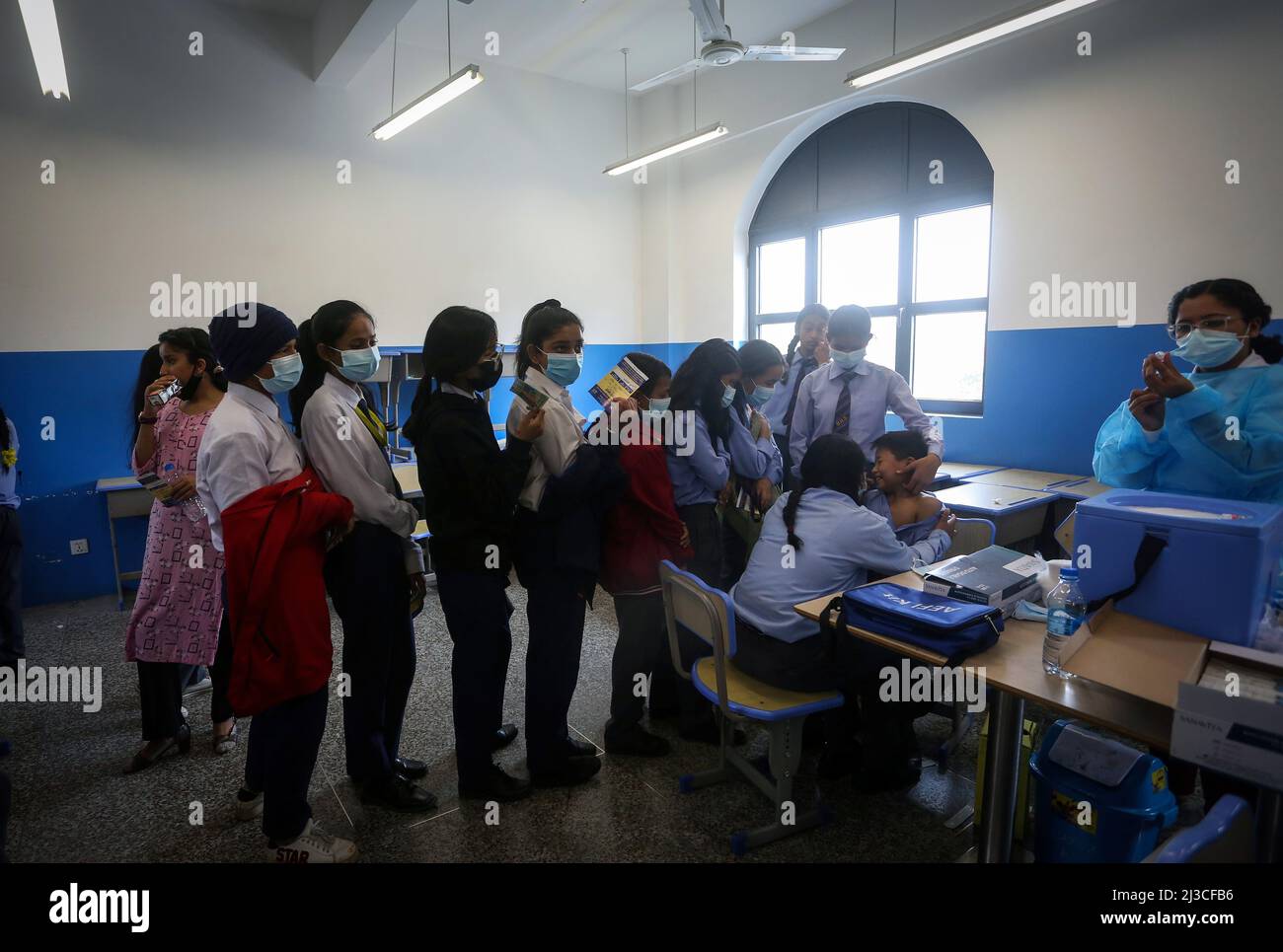 Kathmandu, Bagmati, Nepal. 7. April 2022. Kinder stehen am 7. April 2022 in Kathmandu, Nepal, in der Schlange, um eine Dosis Typhus-Impfstoff zu erhalten. Nepals Premierminister Sher Bahadur Deuba initiierte am Donnerstag die Typhusimpfungskampagne, die vom 8. April bis zum 1. Mai im ganzen Land eingeführt wird. Im Rahmen der Kampagne würden Kindern im Alter von einem Jahr, drei Monaten bis 15 Jahren, Impfstoffe gegen Typhus verabreicht. (Bild: © Sunil Sharma/ZUMA Press Wire) Stockfoto