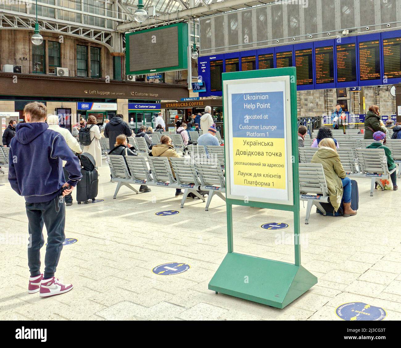 Glasgow, Schottland, Großbritannien 7.. April 2022. Der Hauptbahnhof hat es ukrainischen Flüchtlingen leicht gemacht, zu reisen, indem er das kostenlose Reiseprogramm auf Plakaten überall auf dem Bahnhof hervorhob. Credit Gerard Ferry/Alamy Live News Stockfoto
