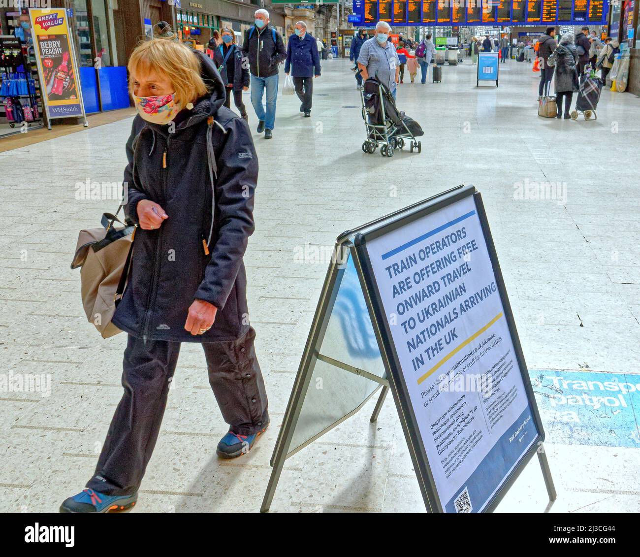 Glasgow, Schottland, Großbritannien 7.. April 2022. Der Hauptbahnhof hat es ukrainischen Flüchtlingen leicht gemacht, zu reisen, indem er das kostenlose Reiseprogramm auf Plakaten überall auf dem Bahnhof hervorhob. Credit Gerard Ferry/Alamy Live News Stockfoto