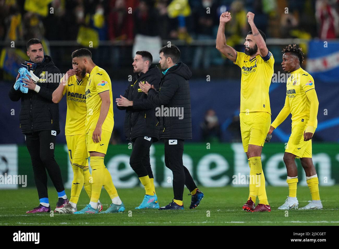 Raul Albiol von Villarreal CF und seine Mannschaftskollegen während des UEFA Champions League-Spiels zwischen Villarreal CF und Bayern München spielten am 6. April 2022 im La Ceramica Stadium in Villarreal, Spanien. (Foto von Sergio Ruiz / PRESSINPHOTO) Stockfoto