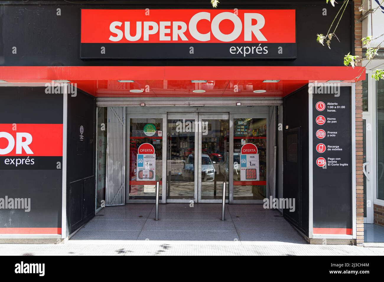 VALENCIA, SPANIEN - 07. APRIL 2022: Supercor ist eine Supermarktkette der El Corte Ingles Gruppe Stockfoto