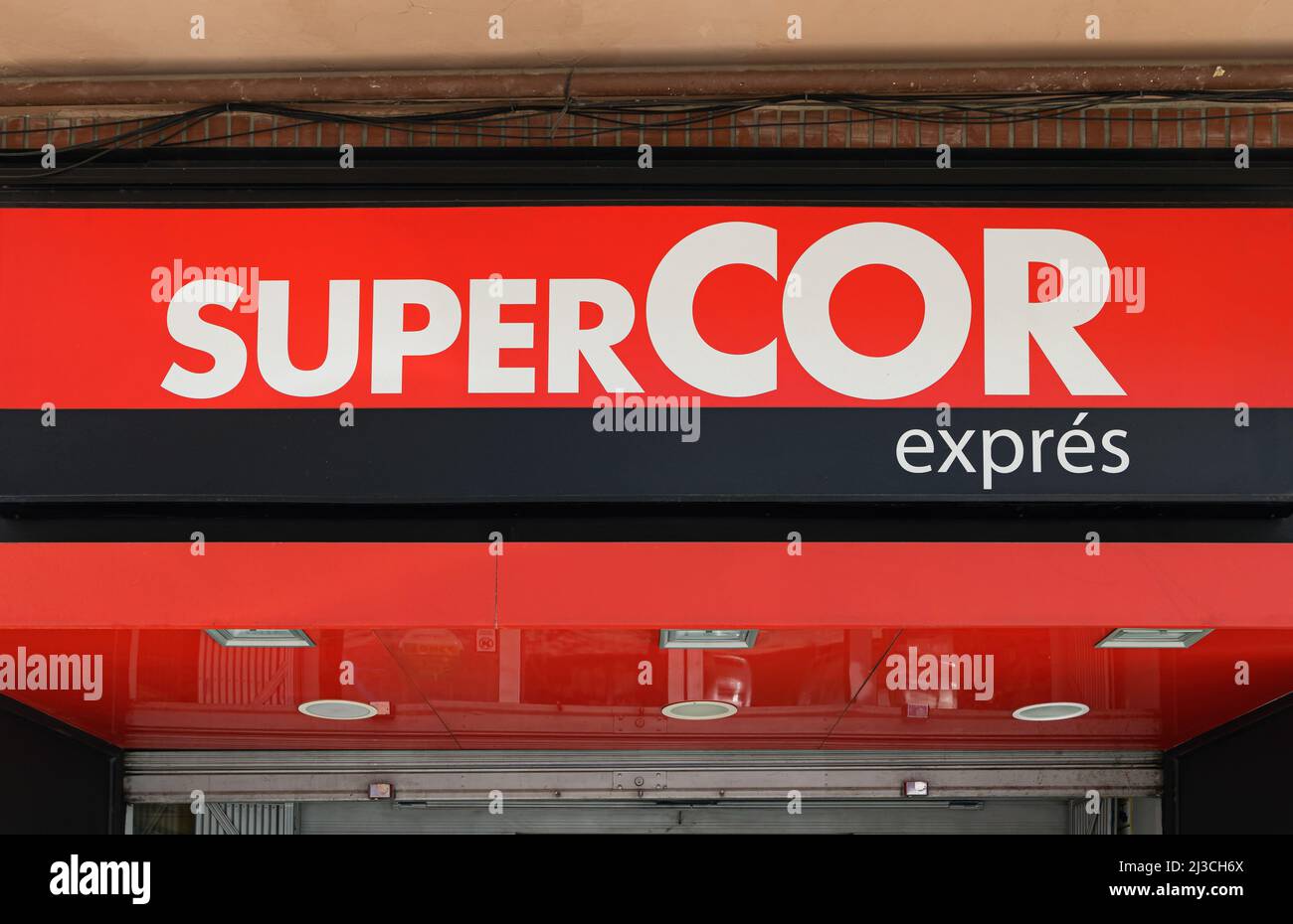 VALENCIA, SPANIEN - 07. APRIL 2022: Supercor ist eine Supermarktkette der El Corte Ingles Gruppe Stockfoto