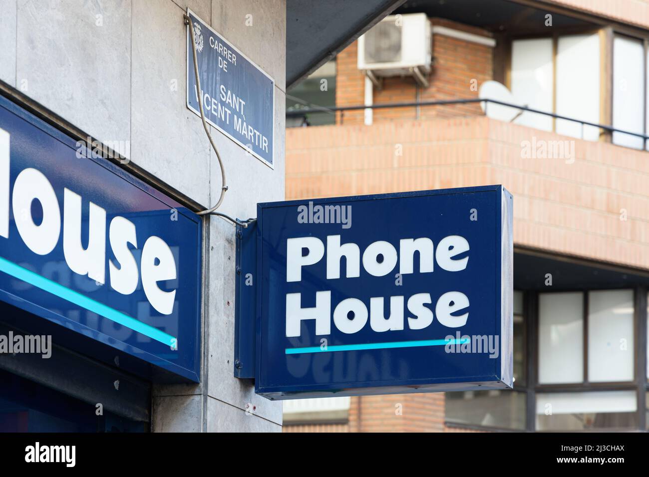 VALENCIA, SPANIEN - 07. APRIL 2022: Phone House ist der größte Anbieter von Telekommunikations- und Dienstleistungen für Menschen und zu Hause in Spanien Stockfoto