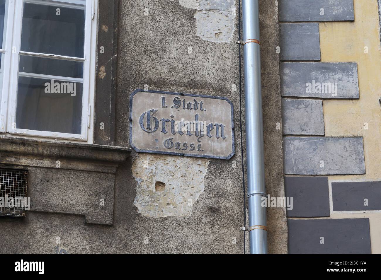 WIEN, ÖSTERREICH - 22. MAI 2016: Das ist ein altes Straßenschild in der Innenstadt. Stockfoto